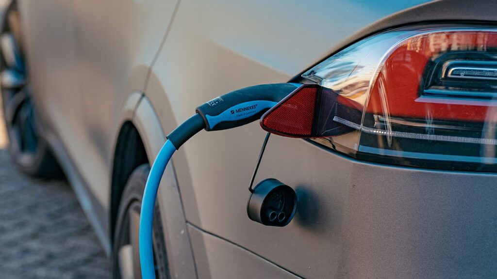 Laden eines Elektroautos mit Kabel